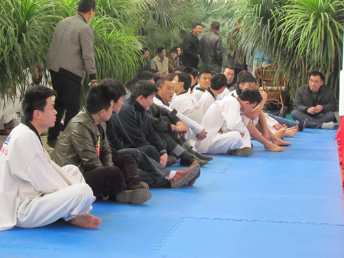 等待中的摔跤隊員