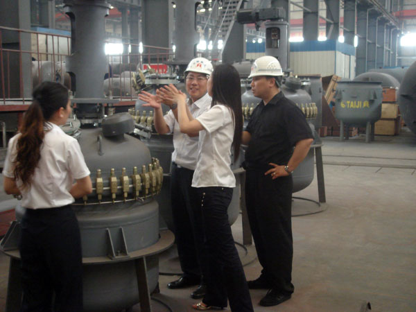 韓國(guó)客戶正在選購(gòu)搪玻璃反應(yīng)釜